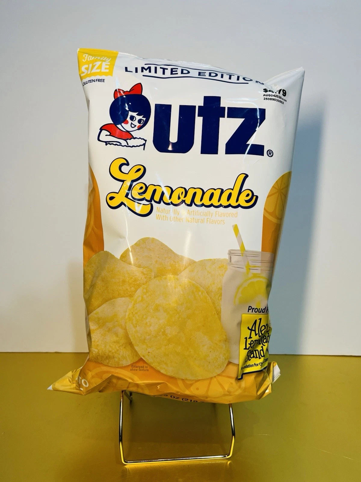 New Limited Edition UTZ Lemonade Sweet Tangy Sour Potato Chips 7.75oz